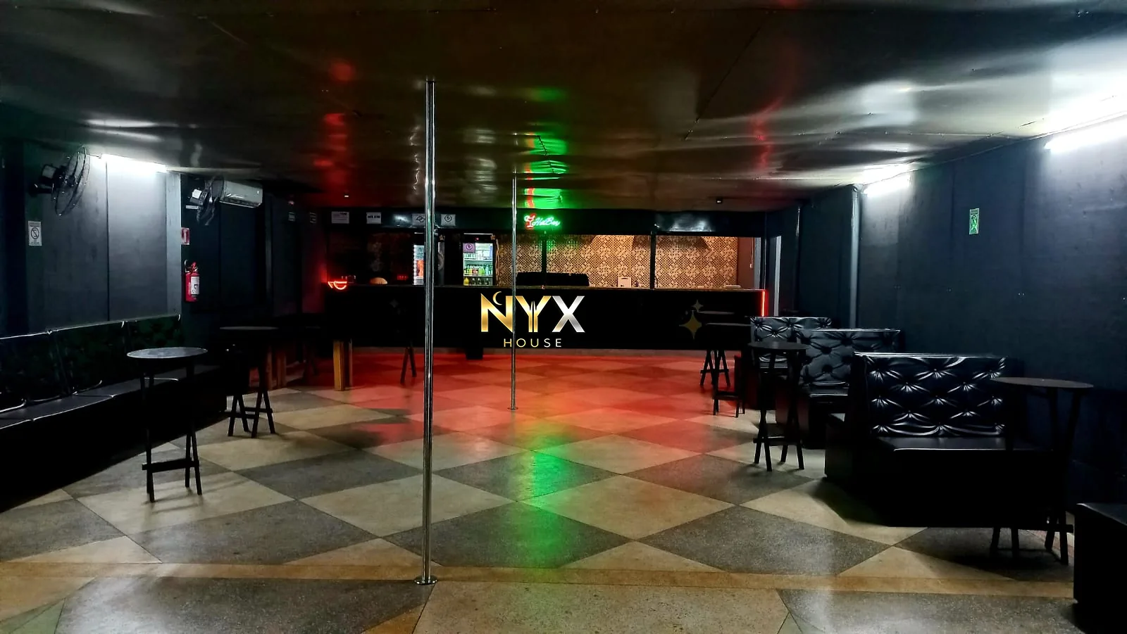 Bar e ambientação da NYX House